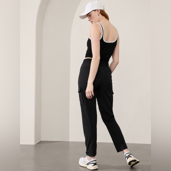 NWOT Athleta Women’s Endless Cargo Pants size 4.